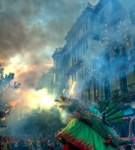 Drac cremant la ciutat durant les Festes de Gràcia